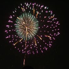 寝転がりながら花火を見ました