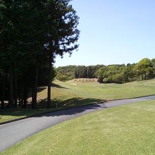 「KASAMA」の文字の生け垣がありました。