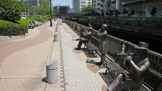 運河沿いの遊歩道