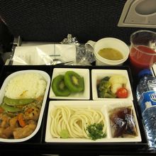 復路1回目の食事。何だったか思い出せない…魚のフライだったか