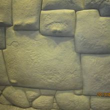 本館一階にある、クスコの《12角の石》の模型