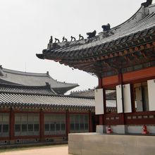 建築を見てまわります