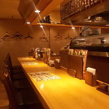 一人でも入りやすいカウンター席もあります