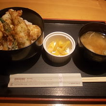 500円で食べられる丼メニューは味噌汁・漬物付です