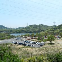 真下には「権現湖総合公園」があります