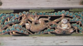 猿の彫刻が８面彫り込まれ・・・