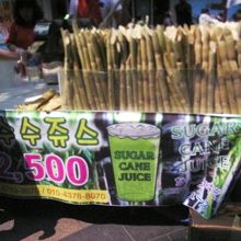 いろんな出店が並びます。これはさとうきびジュースの店