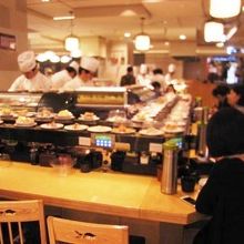 フードコートの回転寿司
