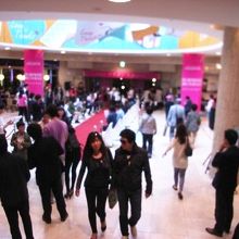 イベント　ドアから続くランウェイ　モデル気分で歩けます？？