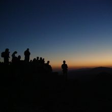 日の出を待つ登山者たち。