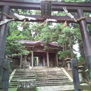 山頂にある高い神社