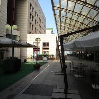 1F部分が中庭のようになっていて商店等があった。