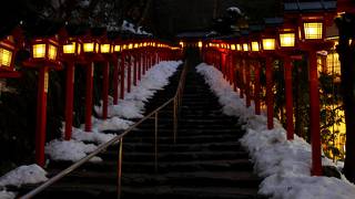 貴船神社　雪景色と灯篭の灯り