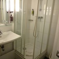 小さなバスルームですが、タブ付きもあるようです。