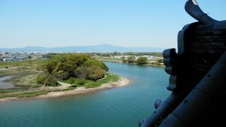 公園内に吉田城があり復元された鉄櫓から望む豊川の眺望は素晴らしい。城内に入館できるのは土日と祝日のみです。