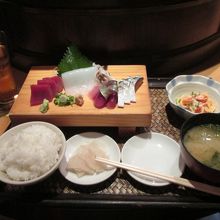 金曜限定の刺身盛り定食２００バーツ