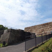 ゆるやかな坂を登ります