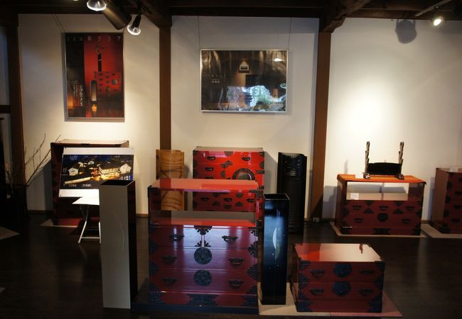 蔵を使ったギャラリーがあって、赤の漆のタンスや座卓などが展示されていました