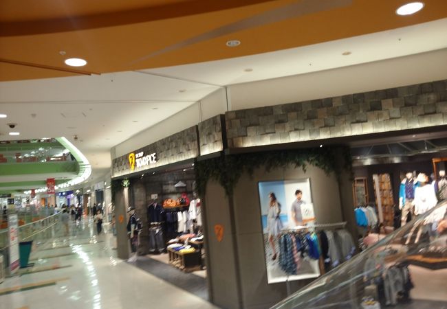 レデース向けの雑貨類をあります