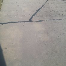 ひび割れたプレートが地震を今に伝えています