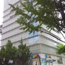 日航ホテルの隣