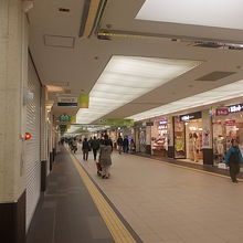 大通とすすきのを繋ぐ真っ直ぐな地下街です