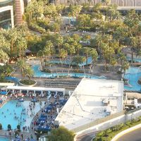 部屋からは空港やＭＧＭのグランドプールが見えます