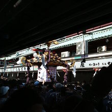 神輿が通る時は担ぐ掛け声も賑やかです。