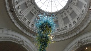 金曜日の夜は入り口がバーみたいな雰囲気になり10時まで営業しています