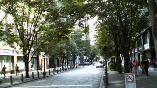 皇居のそばに伸びる東京の一番街