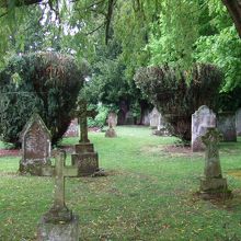 教会の裏庭にあるお墓。とても古いものでした。