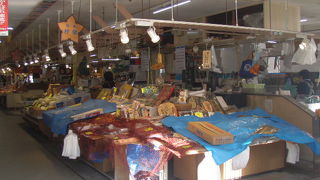 元気いっぱい！な市場でいかの刺身