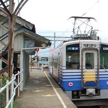 ホーム待合所と福井行きの電車