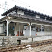 ホーム側からみた勝山駅の駅舎本屋