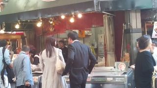 人が群がっていました