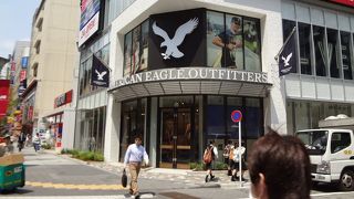 アメリカの明るい感じのカジュアル服がそろっています。