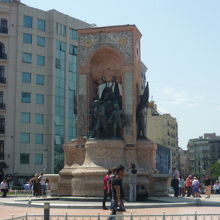 中央のモニュメント