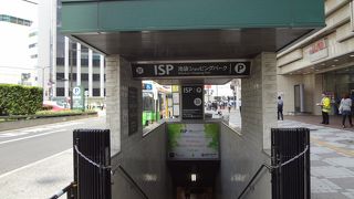 気軽なデパ地下のようなスペースです。