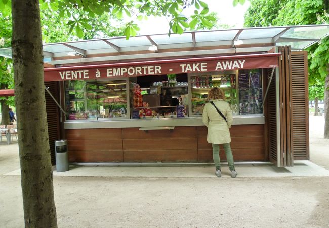 チュイルリー公園内にあります