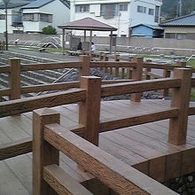 遠くに見えるのが足湯、川が流れていて降りられるようになってい