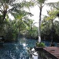 大きなカタツムリが出迎えてくれる門