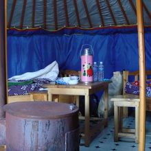 ゲルの内部。手前の薪ストーブの火は８月でも欠かせません。