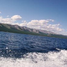 高速艇からのフブスグル湖と周辺の山々。