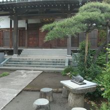 本堂前に鯉の置物とベンチ