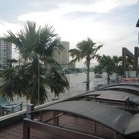 川を望むテラスプール