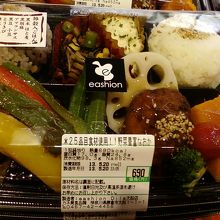 お弁当もあざやかです。