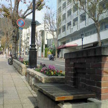 レンガ造りのベンチが外国の街並みのような雰囲気です。