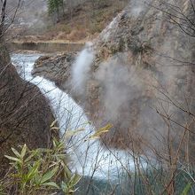 滝ノ上温泉　湯気立ち上る葛根田渓谷にある鳥越ノ滝の景観。