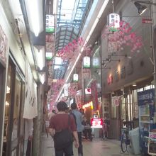 じゃんじゃん横丁はアーケードがある