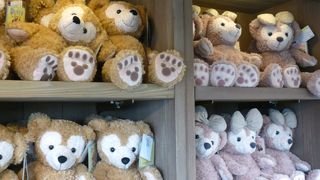 赤い板張りのこぢんまりとした建物が目印